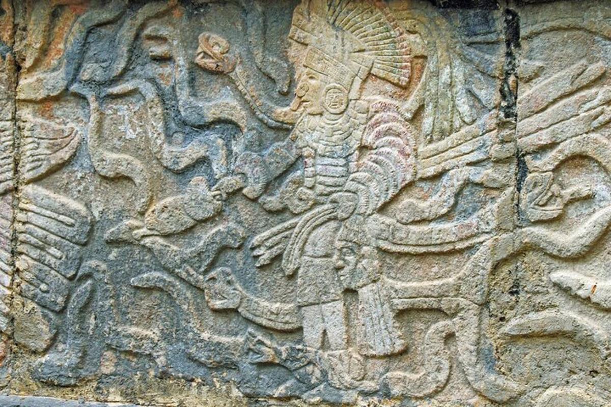 墙上雕刻着一个人像的石墙