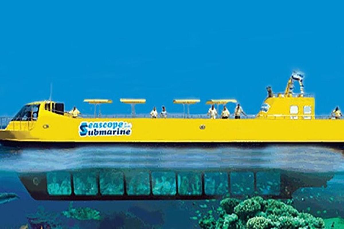 Velká žlutá loď v oceánu s lidmi na ní