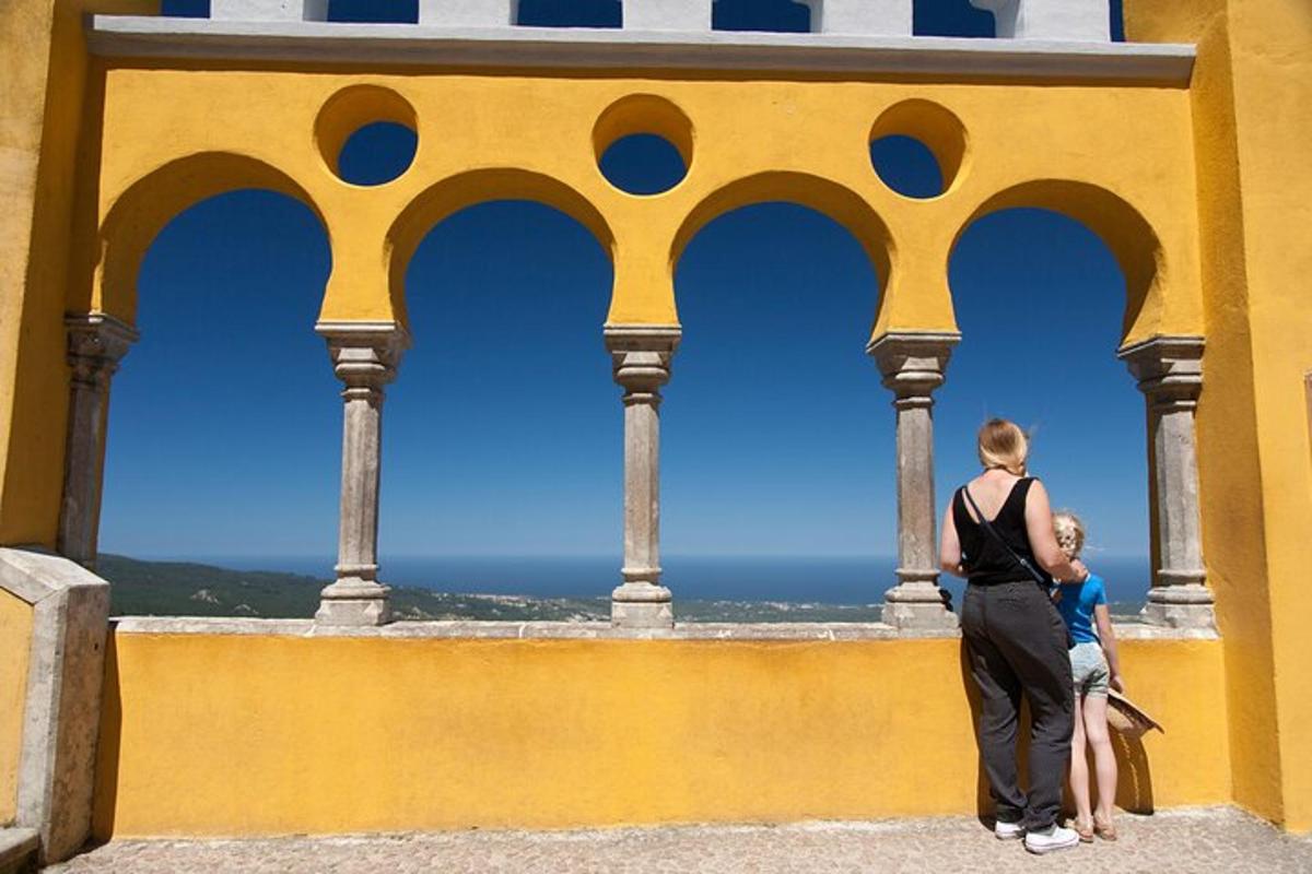 Dos personas mirando el océano desde un edificio.