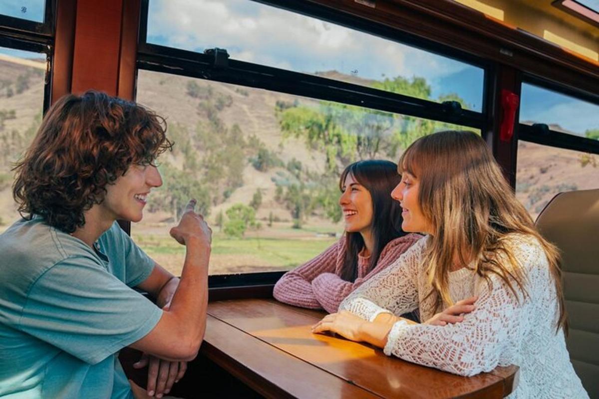 un gruppo di persone sedute a un tavolo in un treno