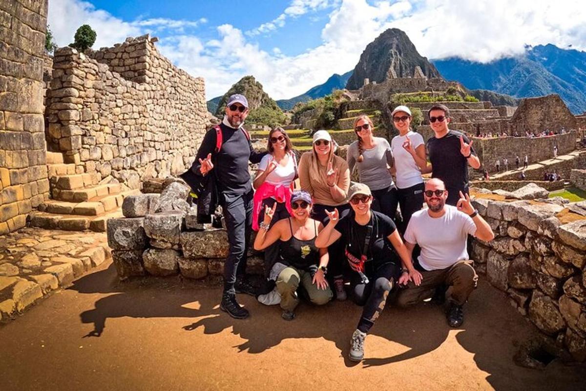 un gruppo di persone in posa per una foto presso un'antica rovina