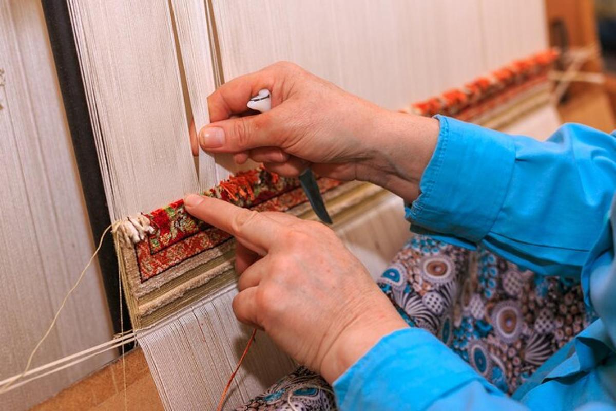 osoba, která pomocí šroubováku připevňuje kus látky k zrcadlu
