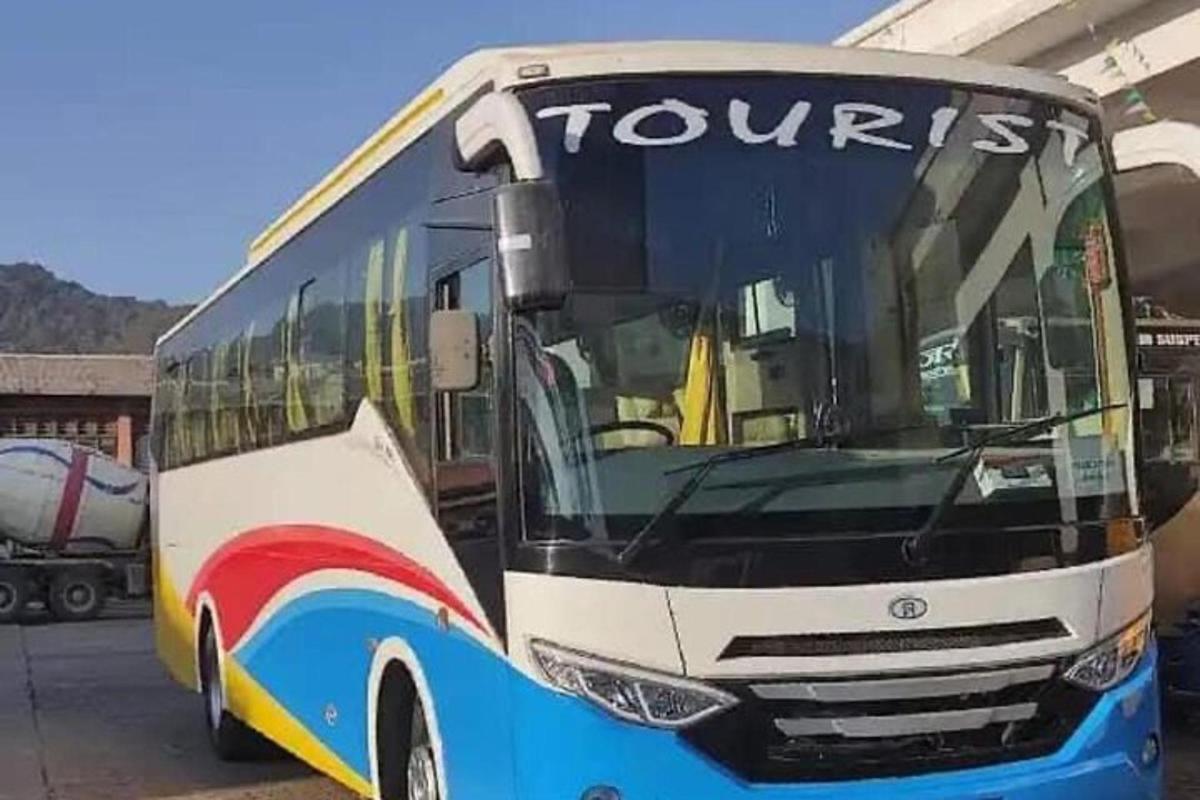 velký autobus zaparkovaný na parkovišti