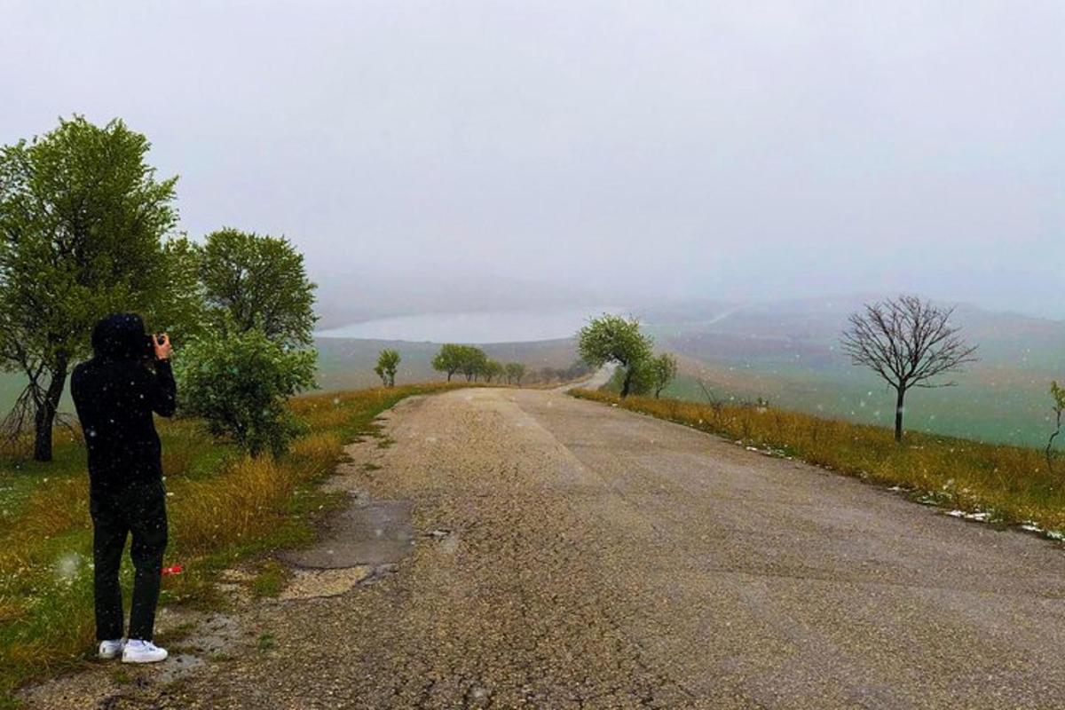 una persona che scatta una foto di una strada vuota