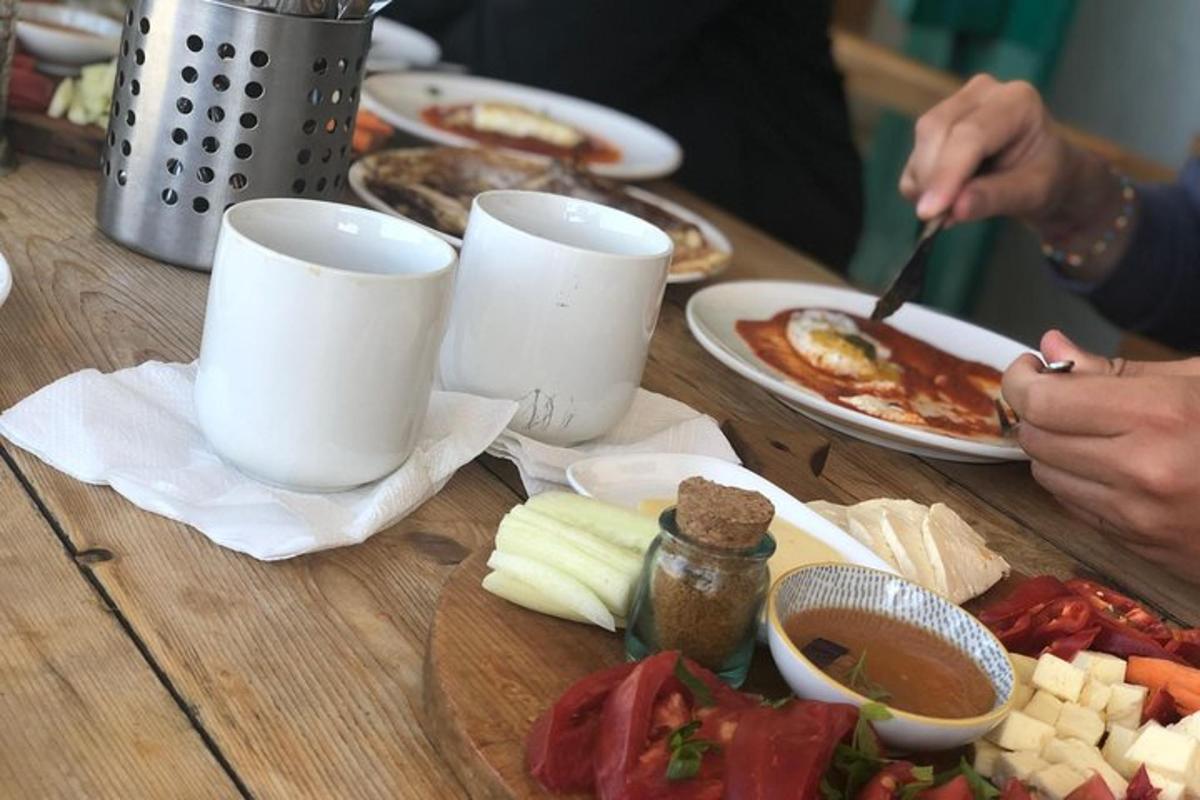 un tavolo di legno con piatti di cibo sopra