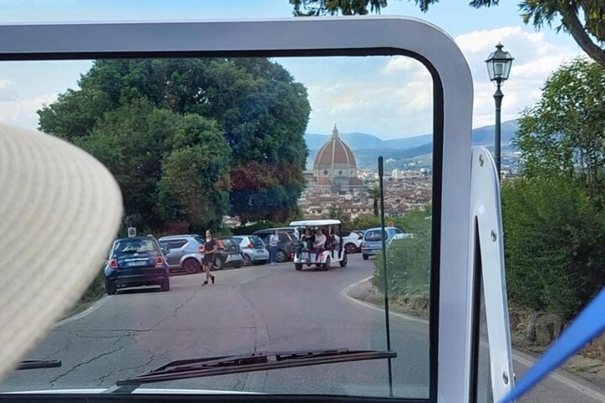 una vista di una città dal finestrino di un autobus