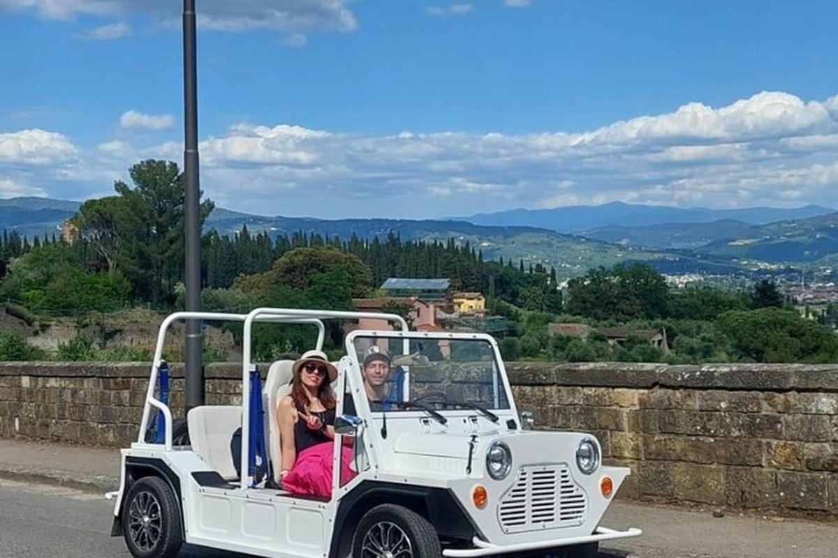 seorang lelaki dan seorang wanita dalam kereta golf
