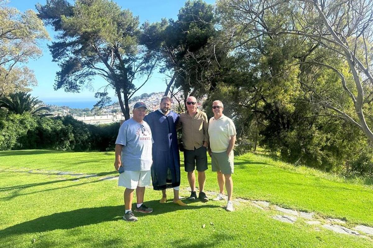Hópur karla pósar fyrir myndatöku á golfvelli