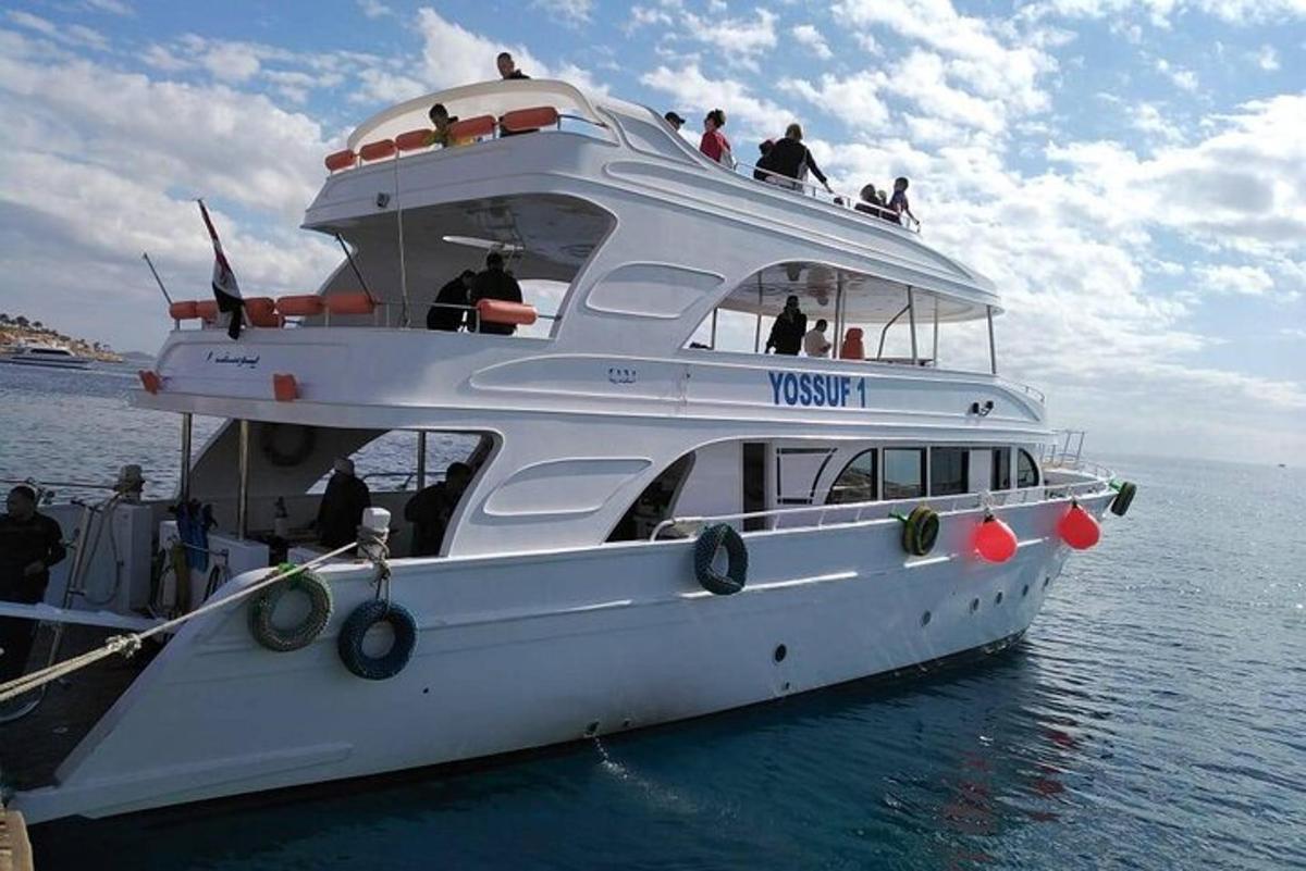 un vaixell blanc a l'aigua amb gent a sobre
