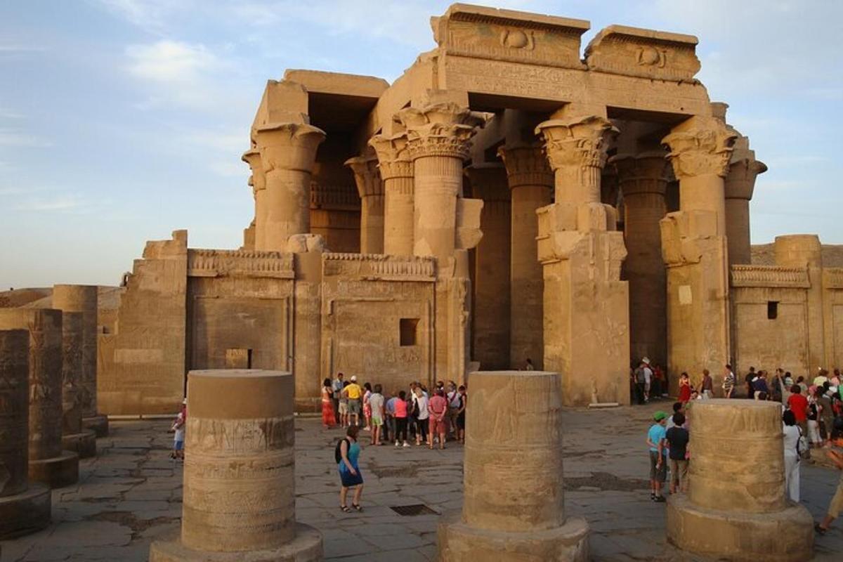 un grup de persones dempeus davant d'un edifici