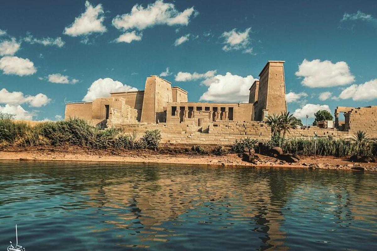 un gran edifici al costat d'una massa d'aigua