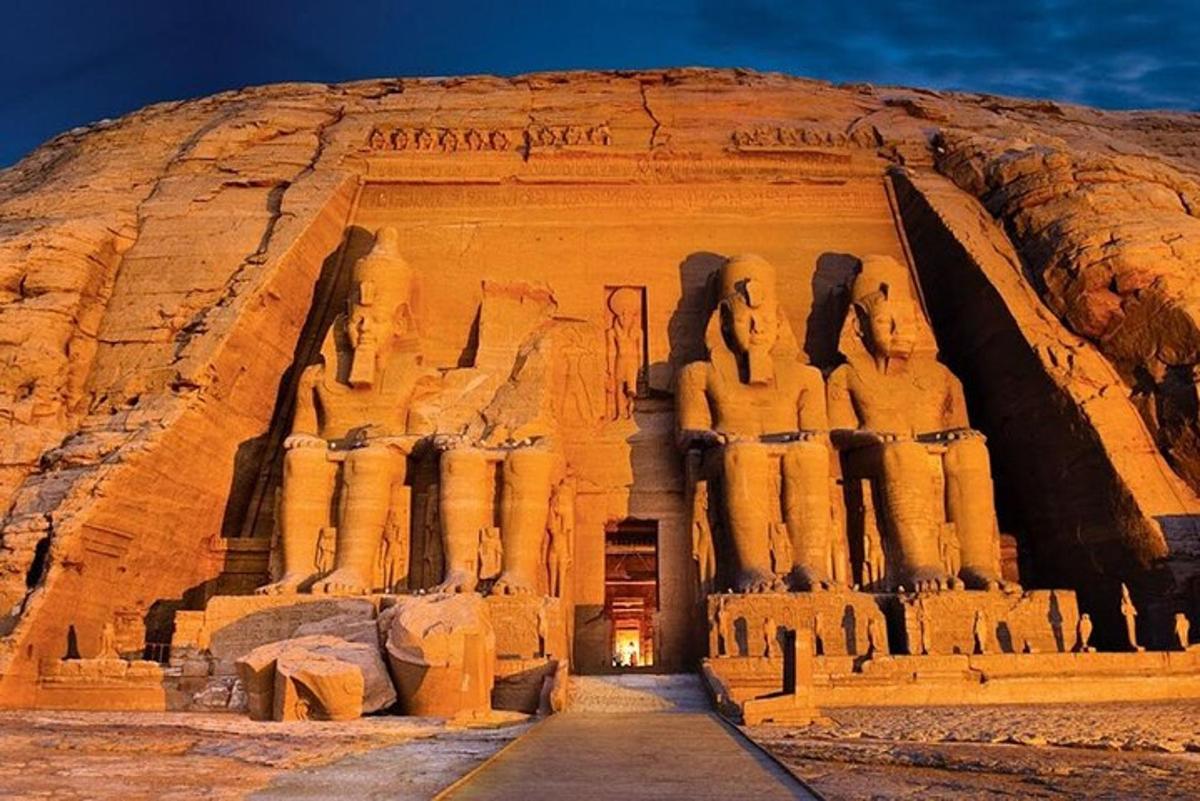 un gran edifici de pedra amb estàtues