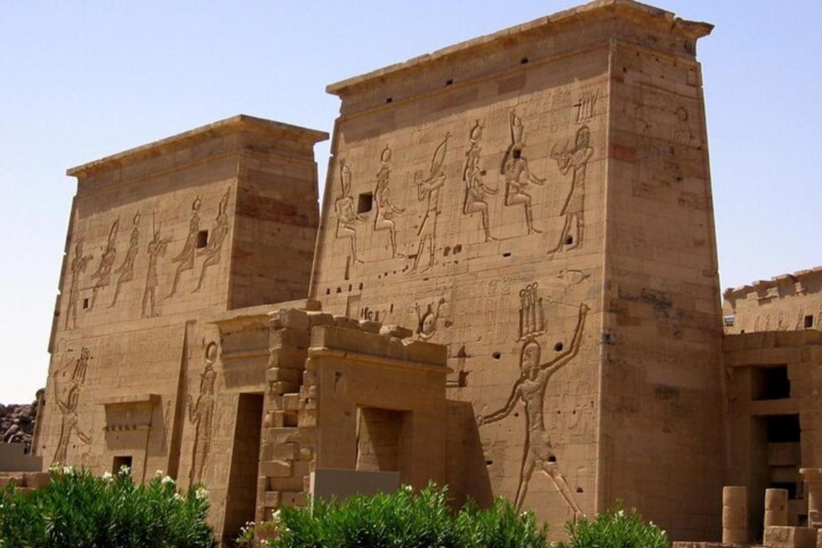 un edifici amb pintures al costat
