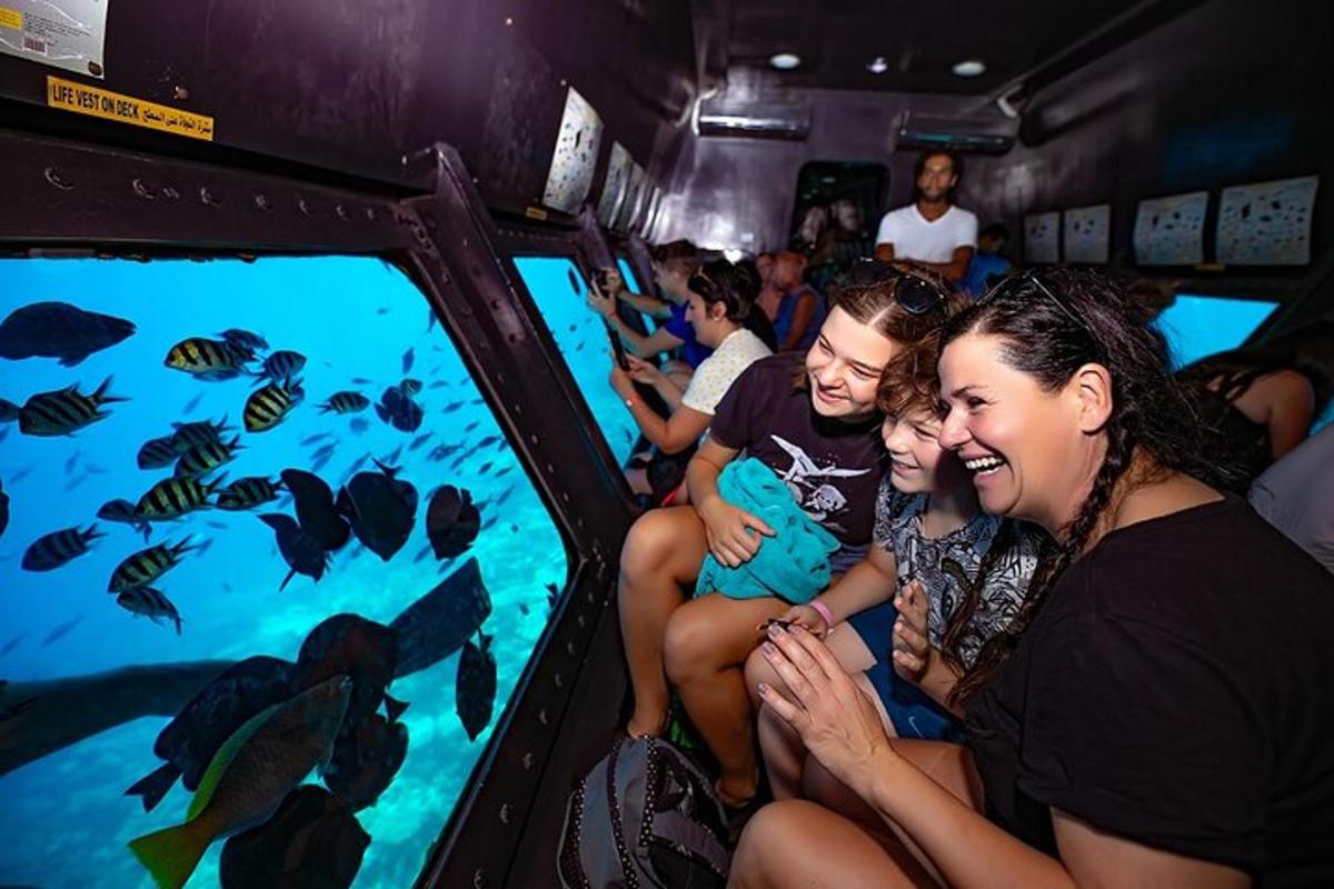 一群人在水族馆里看鱼