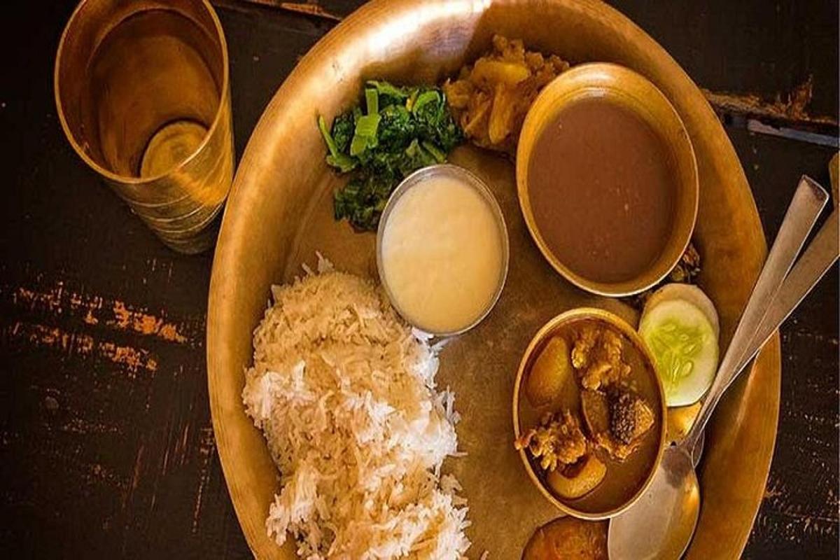 тарелка еды с рисом и миска соуса