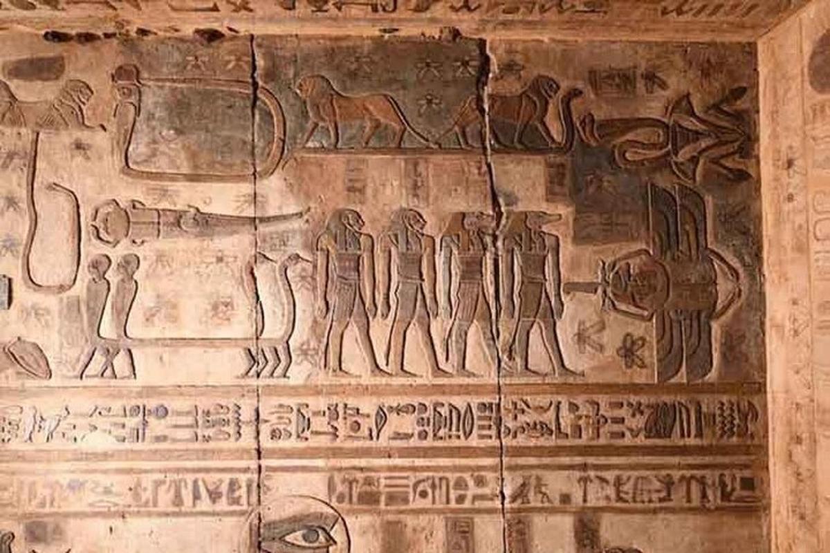 zeď s hieroglyfy na boku budovy
