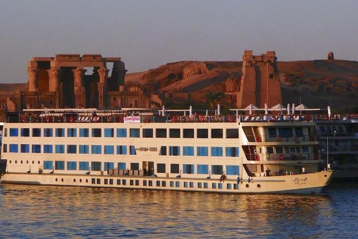 голям бял круизен кораб на водата