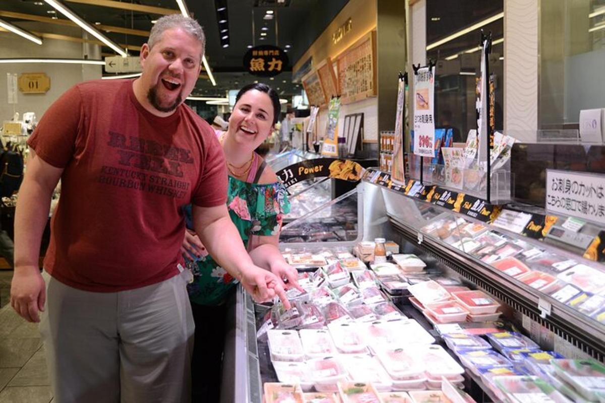 un uomo e una donna in piedi in un negozio di alimentari