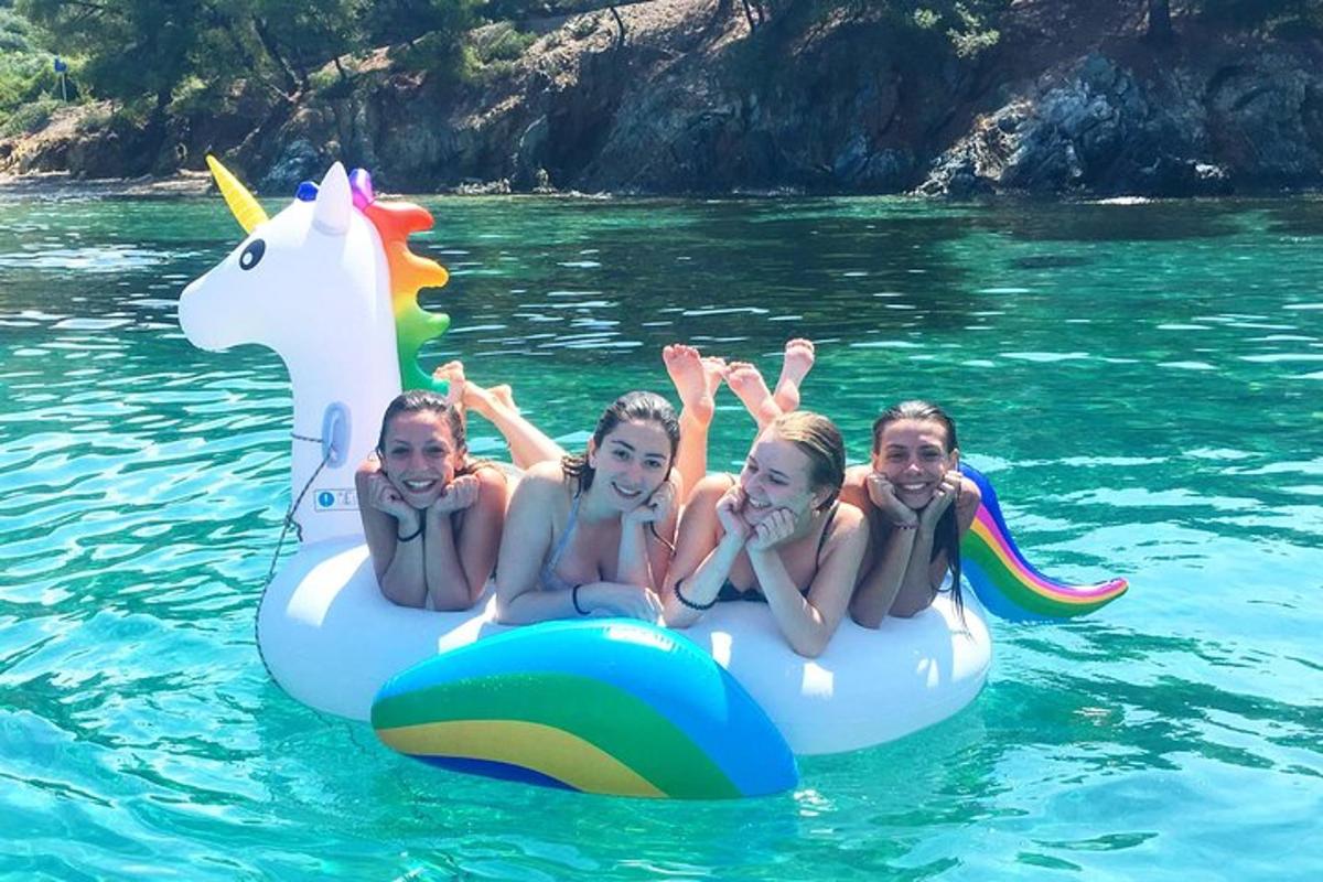 tres noies van en una bassa d'unicorn a l'aigua