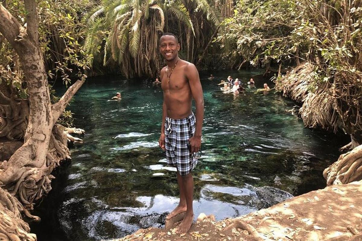 un uomo in piedi nell'acqua di un fiume