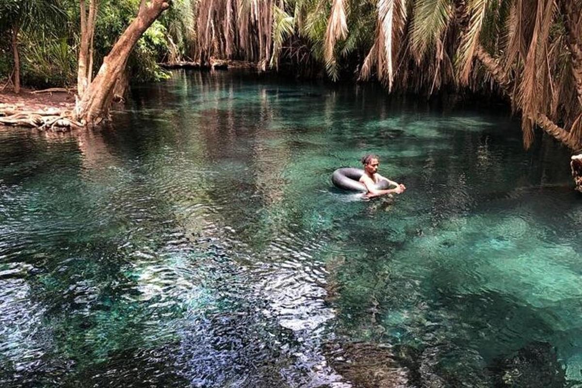 un uomo è seduto in uno specchio d'acqua
