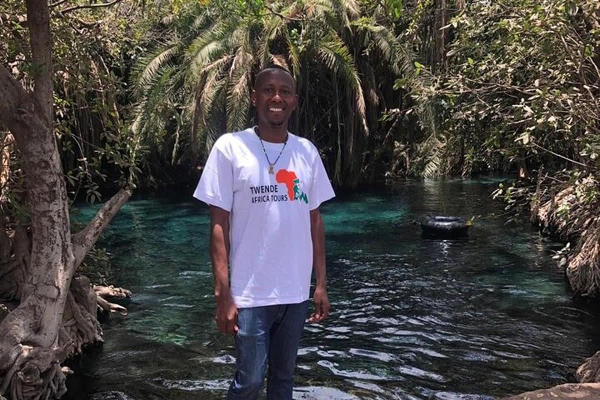 un uomo in piedi nell'acqua di un fiume