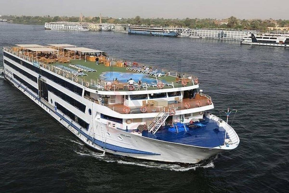 una grande nave da crociera in acqua