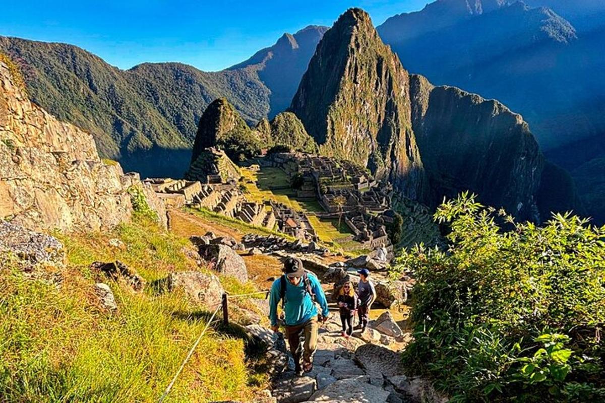 un gruppo di persone che cammina lungo un sentiero di montagna