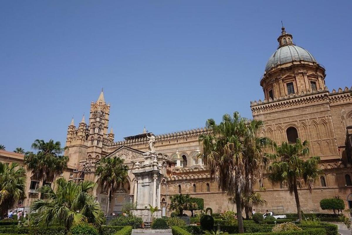 un gran edifici amb una catedral i palmeres