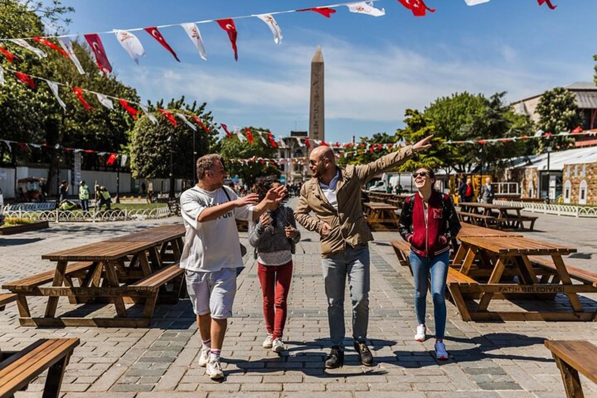 un gruppo di persone che camminano lungo una strada