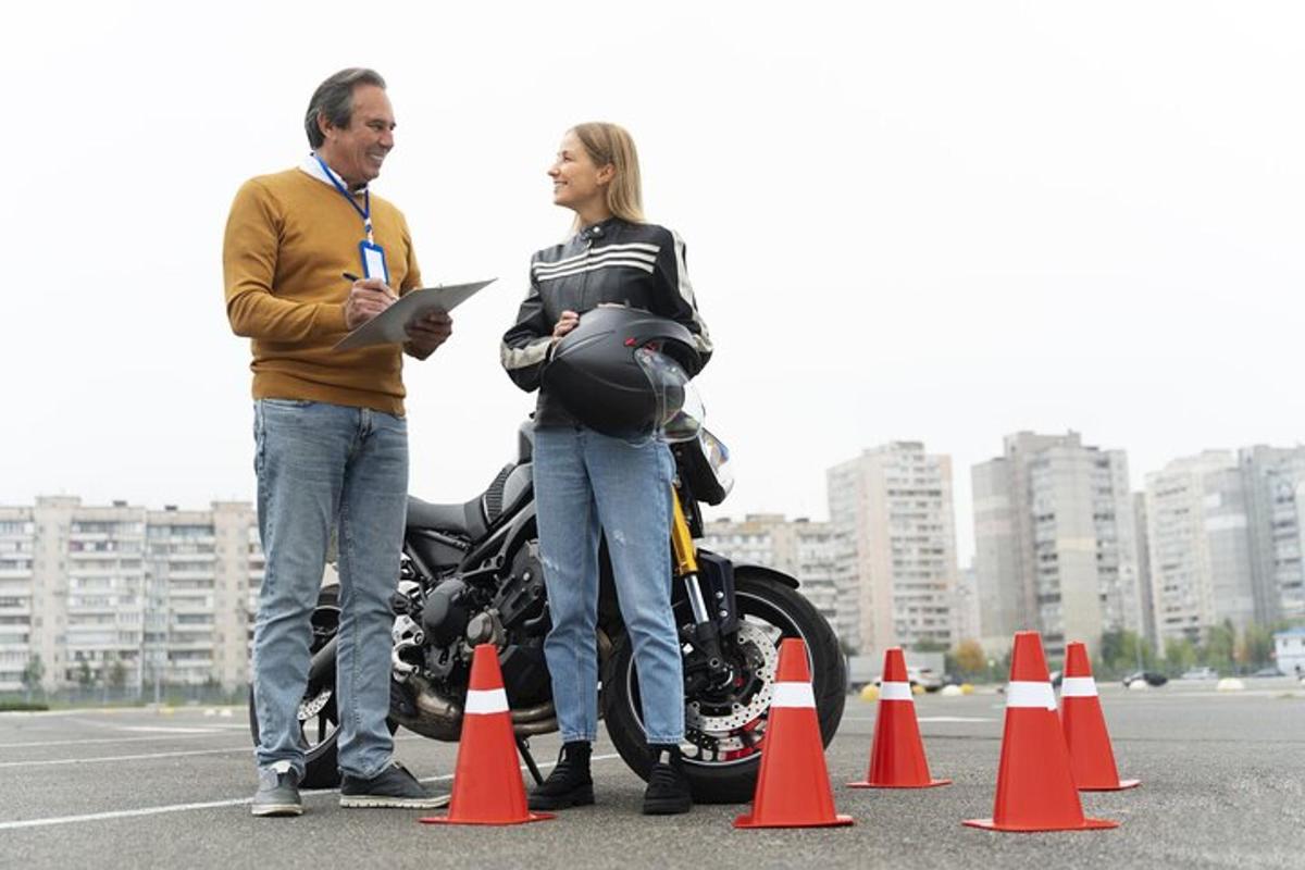 Egy férfi és egy nő áll egy parkolóban egy motorkerékpár mellett
