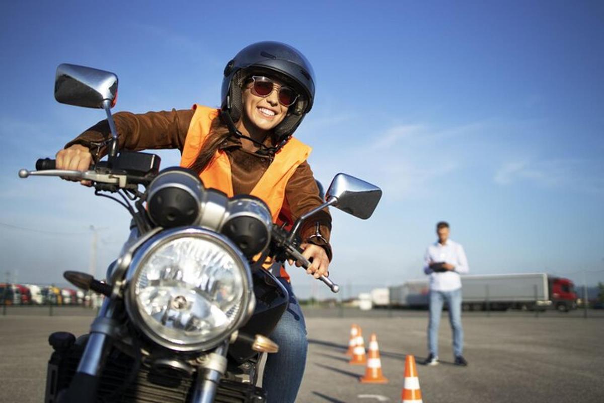 egy nő mosolyog motorozás közben