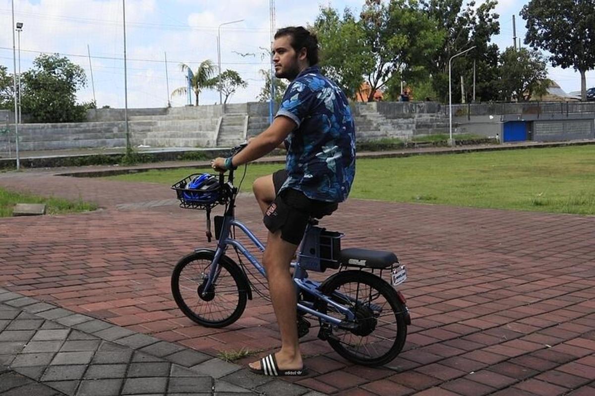 אדם יושב על אופניים על דרך אבנים
