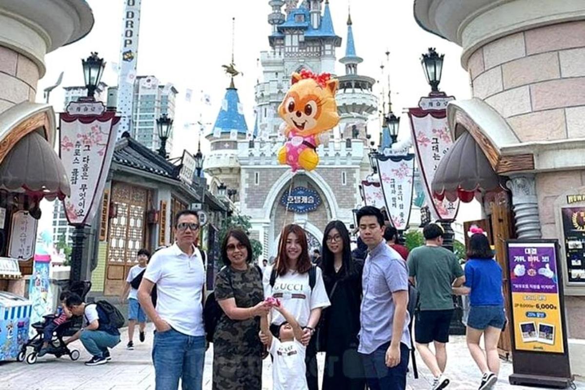 skupina lidí stojících před Disney Worldem