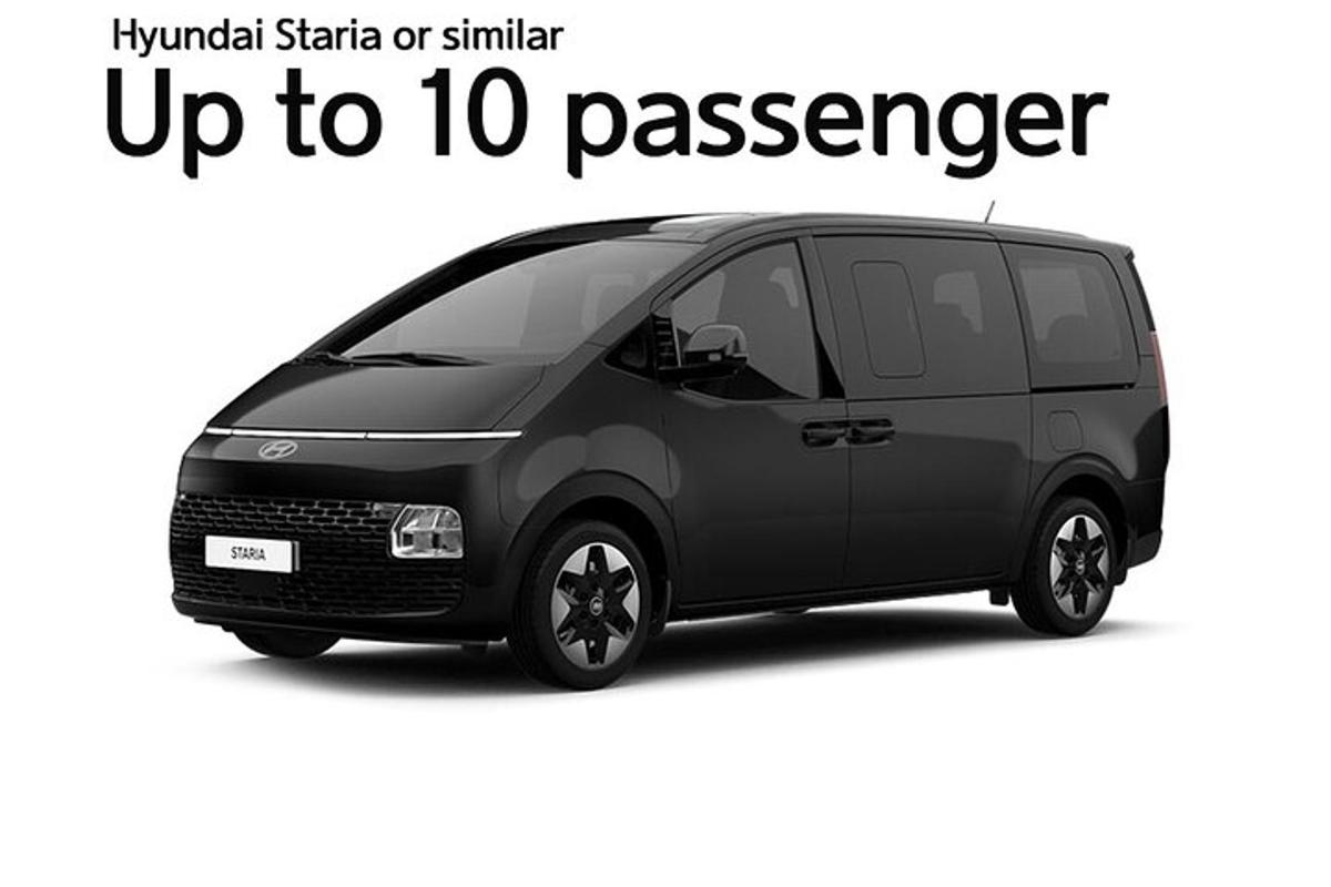 svartur sendibíll með orðunum upp að farþega