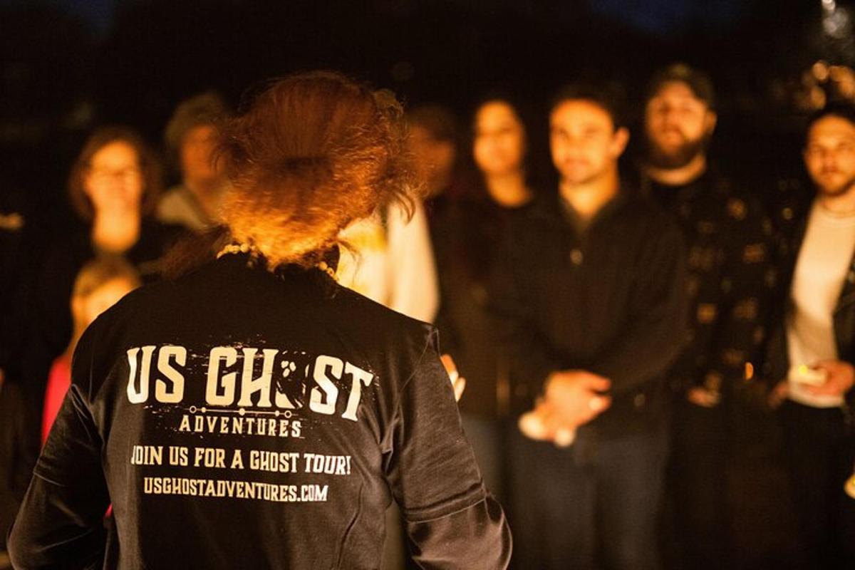 un gruppo di persone in piedi di fronte a una folla