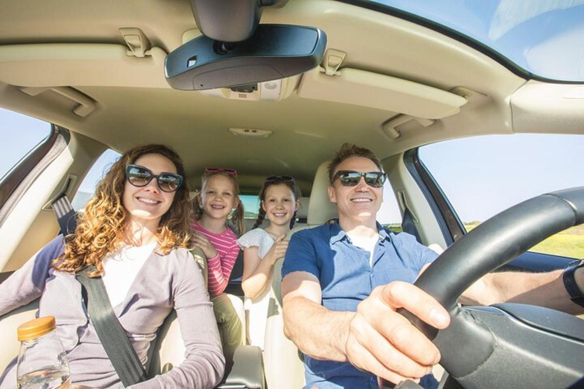 grupp inimesi istub autos