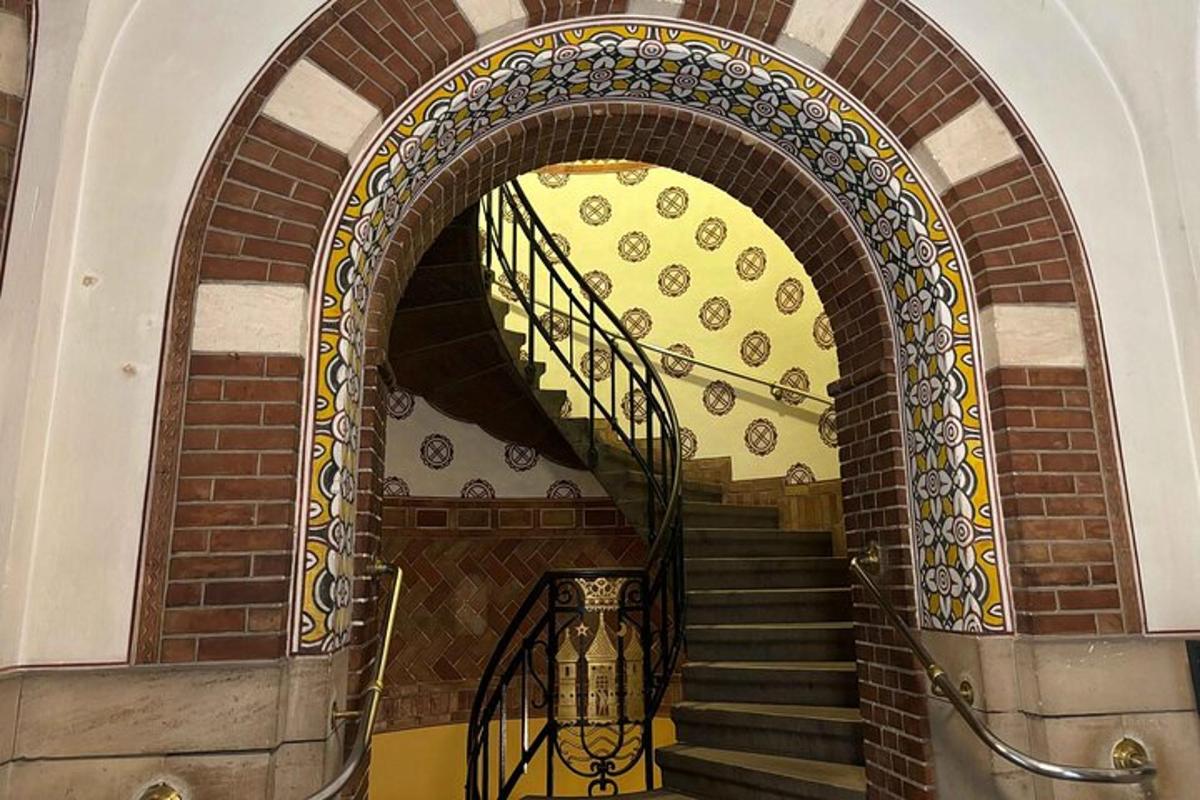 o arcadă cu o scară în spirală într-o clădire