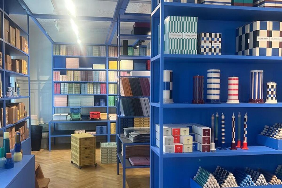 sebuah ruangan dengan rak-rak biru yang penuh dengan buku