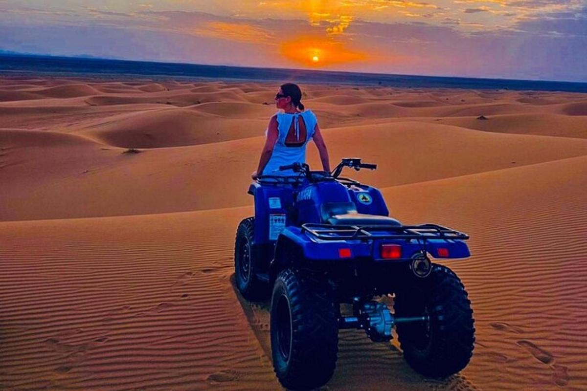 Una mujer conduciendo un quad en el desierto