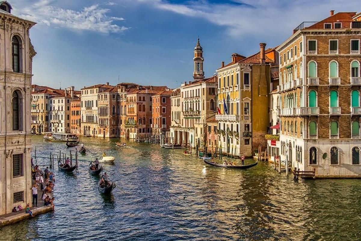 egy csoport gondola egy folyón egy városban