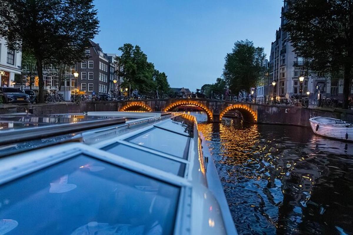 una barca che percorre un fiume con un ponte