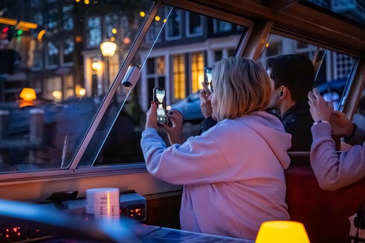 un gruppo di persone su un autobus che scattano foto con i loro cellulari