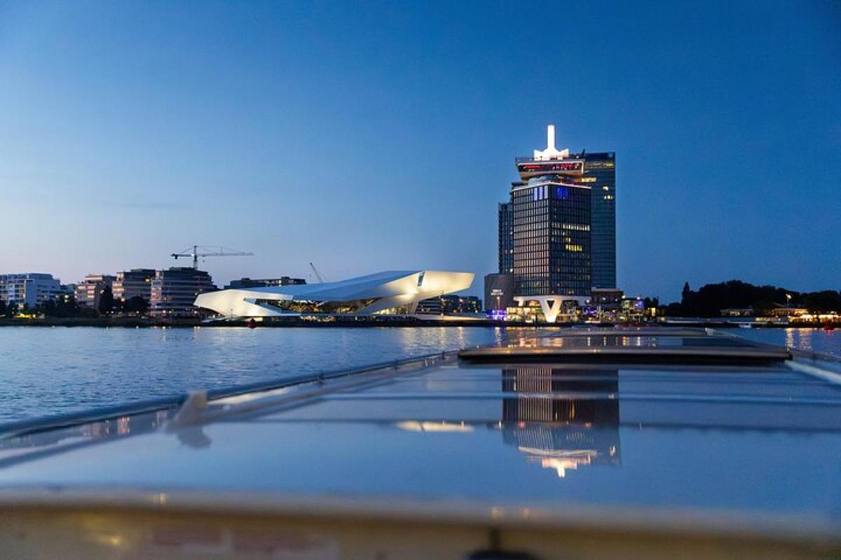 una vista di una città di notte con un edificio