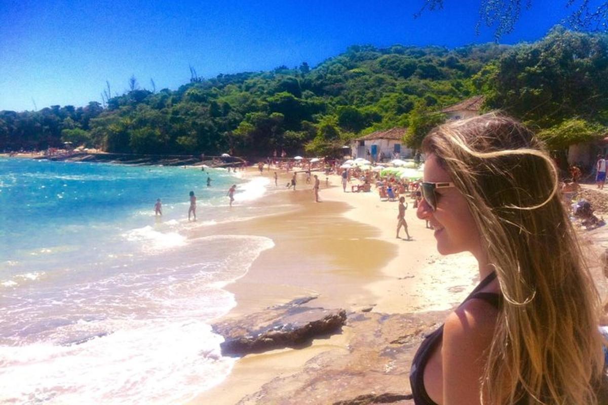 una donna in piedi su una spiaggia vicino all'acqua