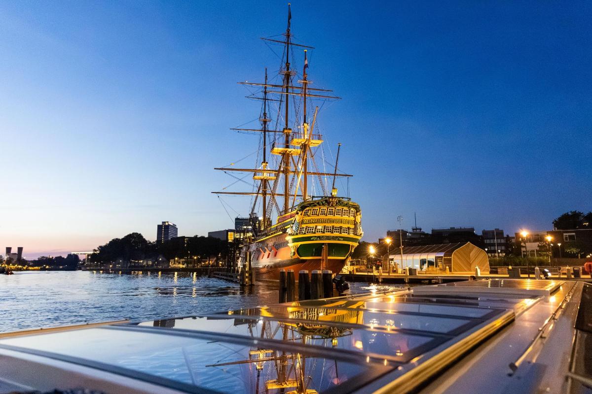 o navă mare a acostat într-un port noaptea
