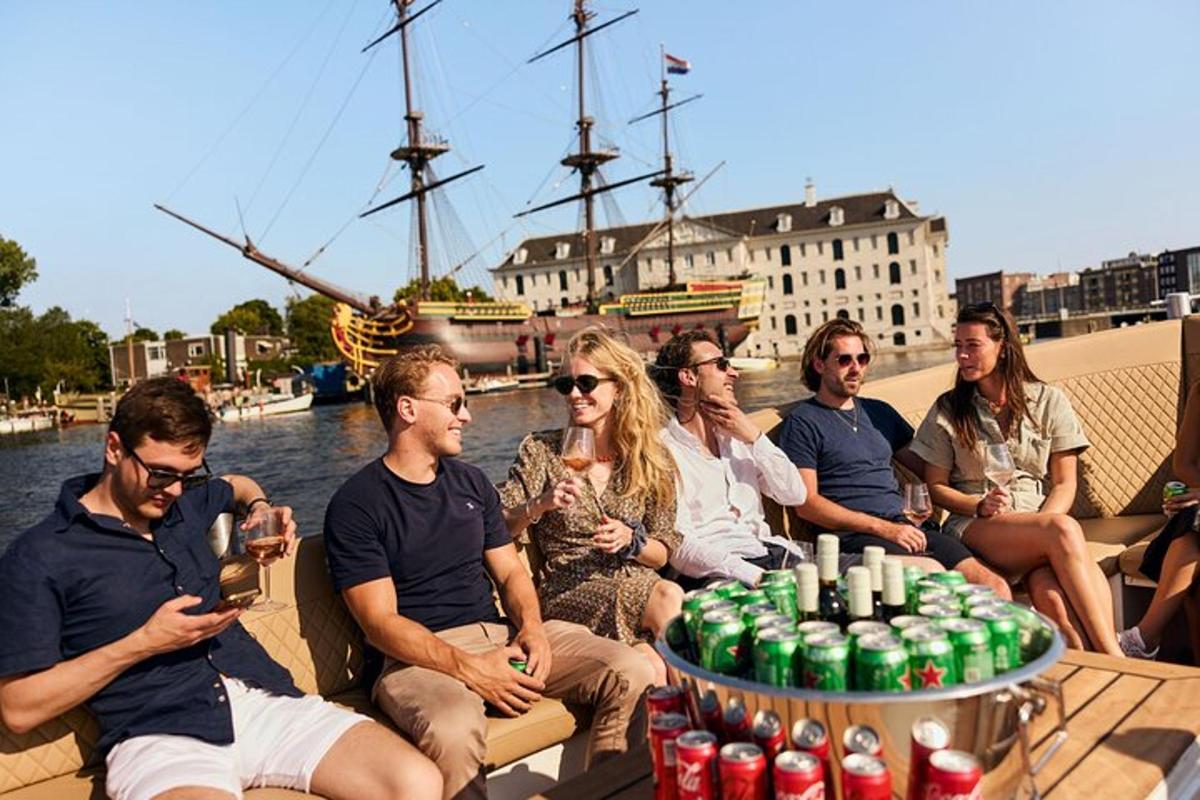 um grupo de pessoas sentadas na parte de trás de um barco
