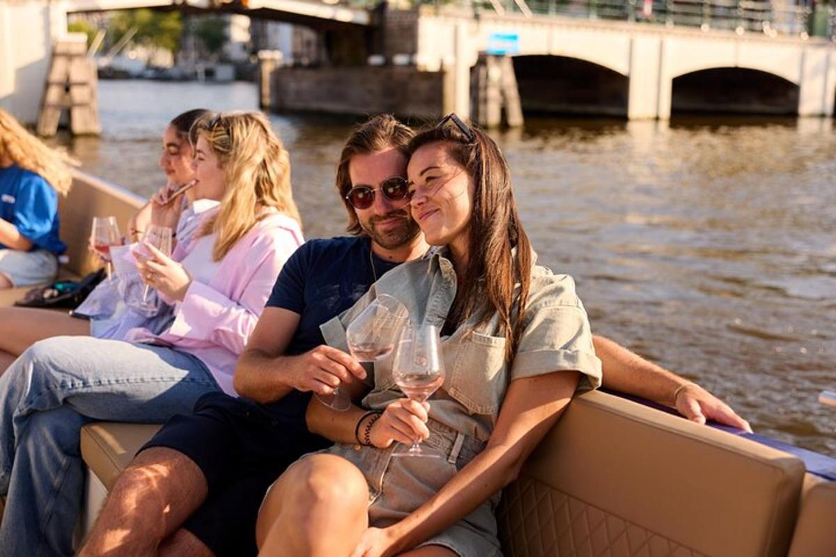 um grupo de pessoas em um barco com taças de vinho