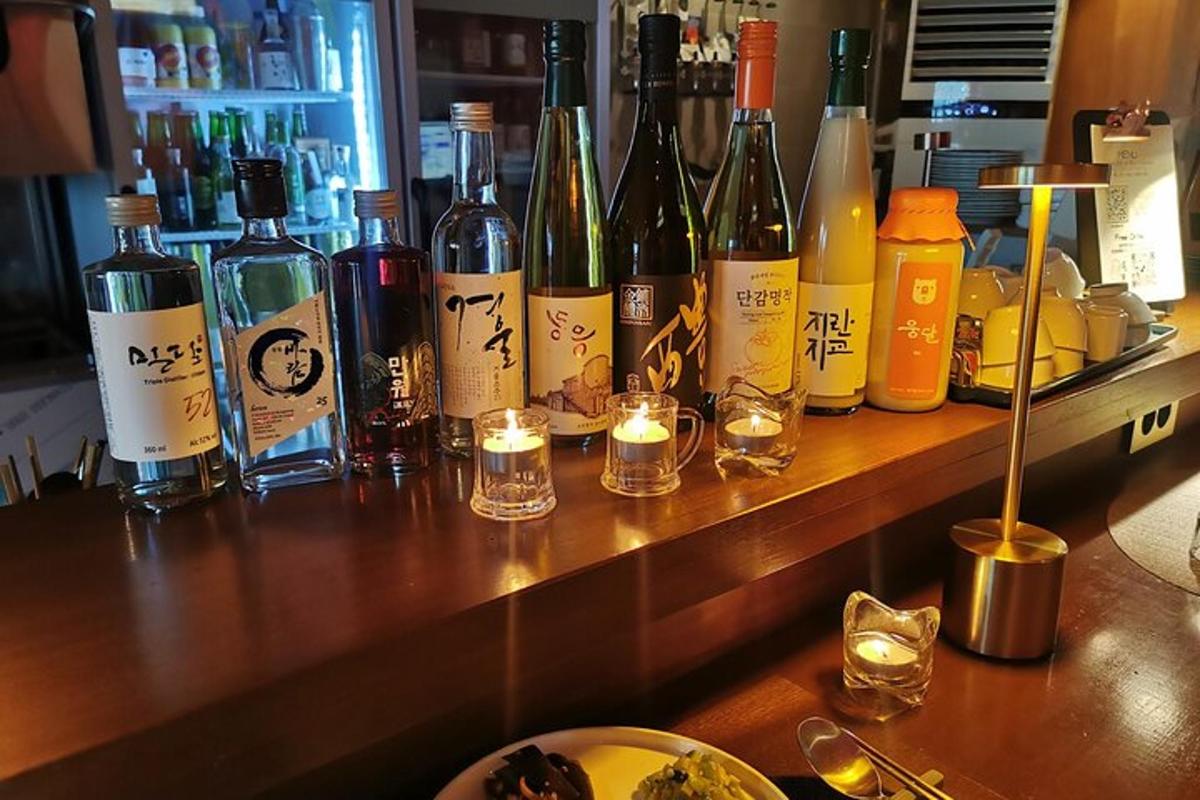 un mucchio di bottiglie di vino appoggiate su un bancone del bar