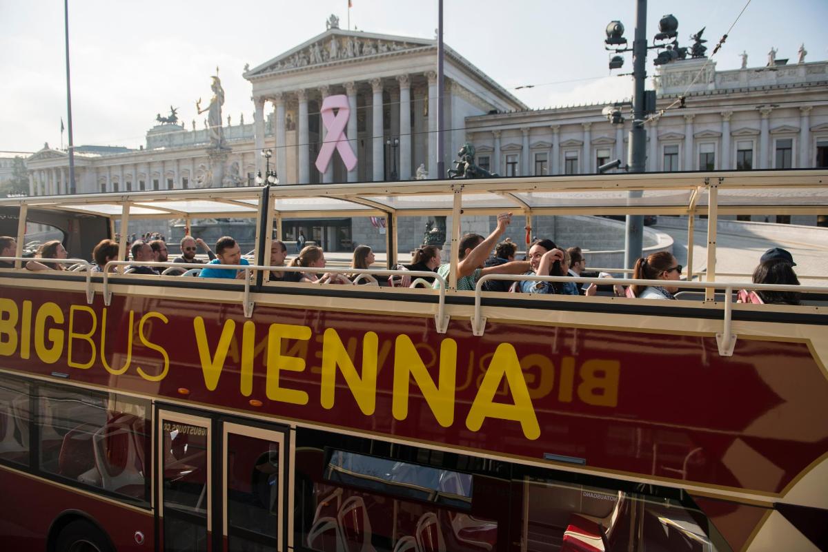 un autobus a due piani davanti a un edificio